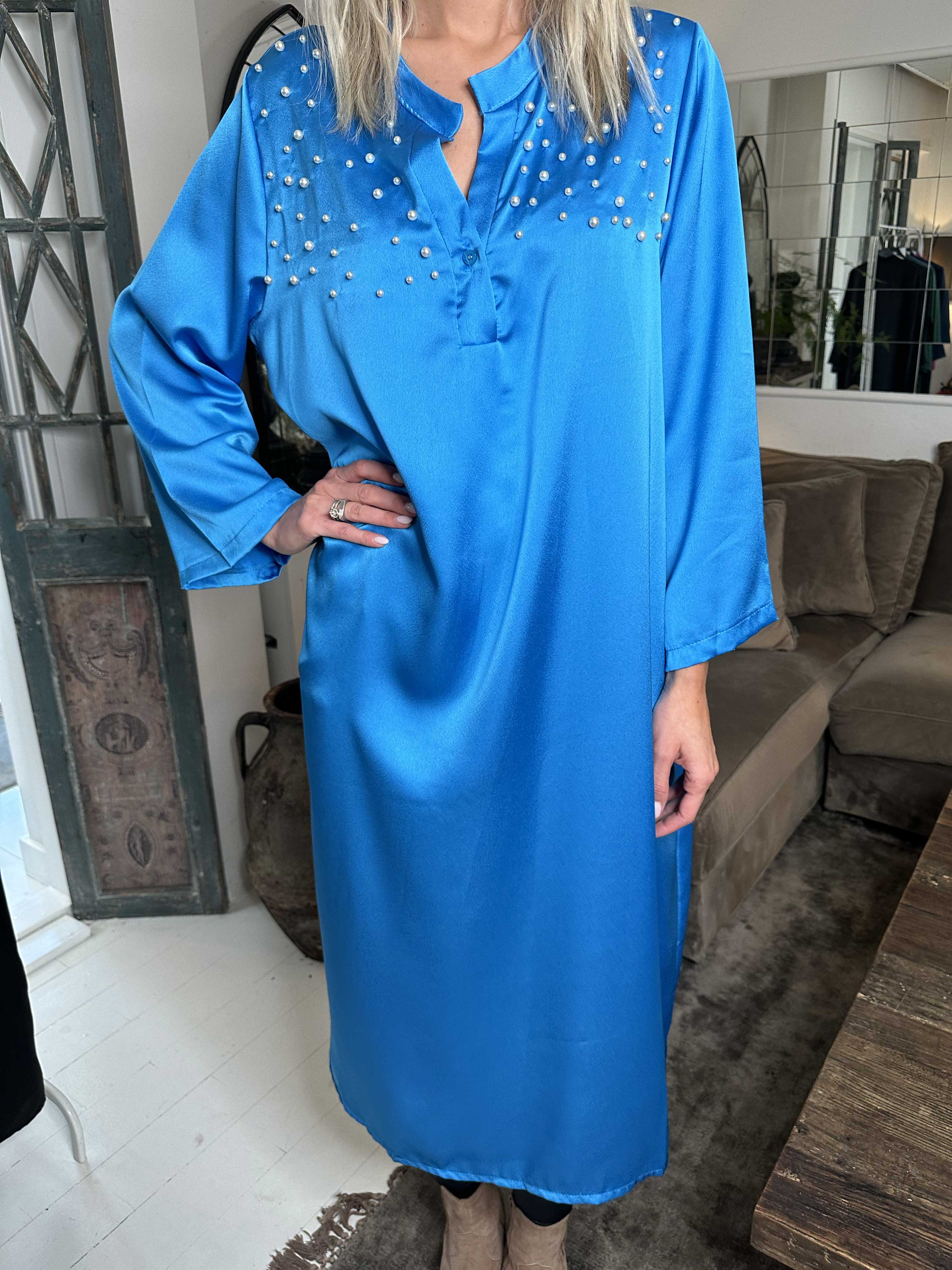 Emilia - Klänning i silkelook med lös passform och vita pärlor